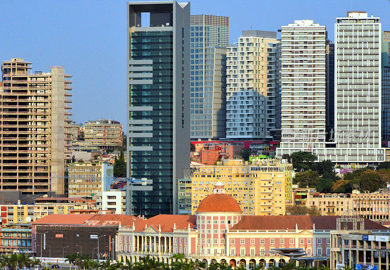 罗安达-葡萄牙殖民建筑和21世纪的高层建筑- Avenida Marginal, 4 de Fevereiro，安哥拉